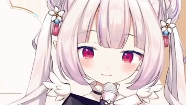 โลลิต้าชาวญี่ปุ่นร้องเพลง "Winter Flowers" อย่างหลงใหล และผู้ชมเรียกเธอว่า "โฮโม!"