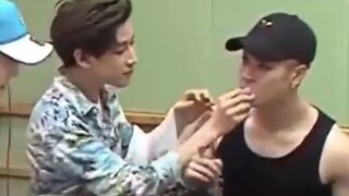 [GOT7]Jackbam trông thật tuyệt khi chăm sóc anh trai mình!