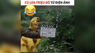 Thuở bé cứ nghĩ ngộ không lấy gậy ra từ tai thật