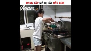 Đang Tập Mà Bắt Nấu Cơm