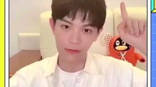 Ding Yuxi, seorang peselancar internet 12G, tahu segalanya