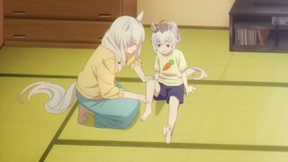 给小欧古力按摩的妈妈