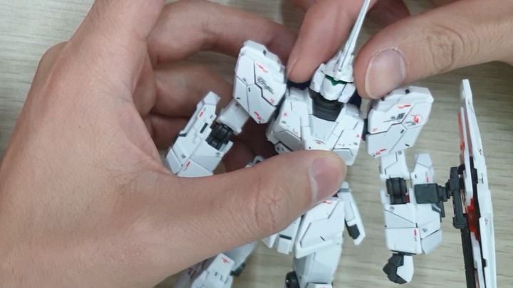 ให้ Bandai RG Unicorn ระเบิดฉันมีความแค้นกับต้นขาของยูนิคอร์น