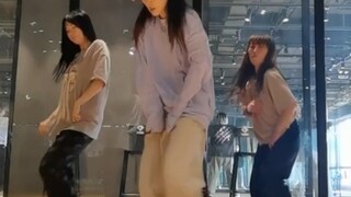 Actress Sui Junbo dancing in "The World"