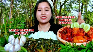 MUKBANG LALAPAN BAWANG PUTIH CUMI BAKAR SAMBAL TERASI#lalapanmentah#mukbangasmr