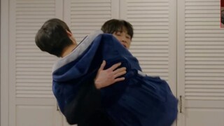 Shan Jae cõng Sun Jae bỏ chạy, Shan Jae không chịu nổi nên bế Ren Hyuk ném vào bồn tắm.