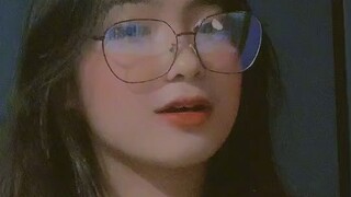 ano yung nasa eyeglass nya??