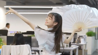 惊险！今天给同事跳舞差点被抓包！#看人间跳舞挑战#办公室舞蹈