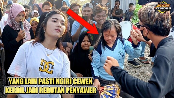 CEWEK KERDIL JADI REBUTAN PENYAWER