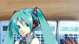 เล่นเพลงที่พรากจากกันเร็วที่สุด "The Disappearance of Hatsune Miku" ด้วยเครื่องคิดเลข 4 เครื่อง