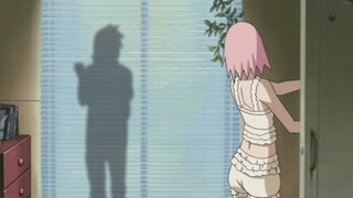 Sasuke Visita el Cuarto de Sakura y Le Regala una Rosa