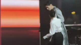 Reba Gong Jun lên sân khấu với Reuters và ảnh sinh nở bị lộ! ! Khi nào tôi mới có thể gặp Ren Anle v