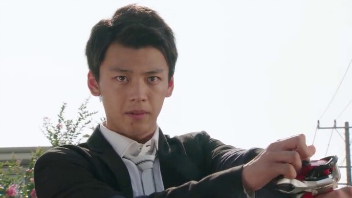 Shinnosuke is a jerk who can't transform and abandons Kiriko