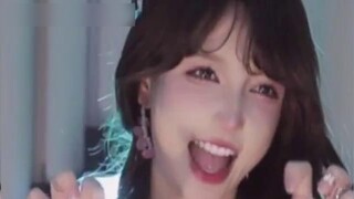 Douyu MInana Mina cleans the glass, I am relaxed and happy