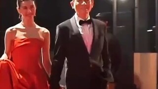 ในพิธีมอบรางวัล บางคนต้องการรับรางวัล ในขณะที่บางคนกำลังดูการแสดง “นายหนังพรมแดง”