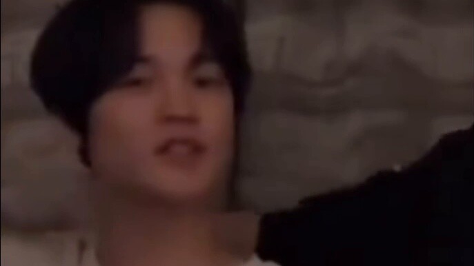 Le: I feel like WVS doesn’t have many filters. Jisang: Ahhhh! Adjust the action and continue hugging