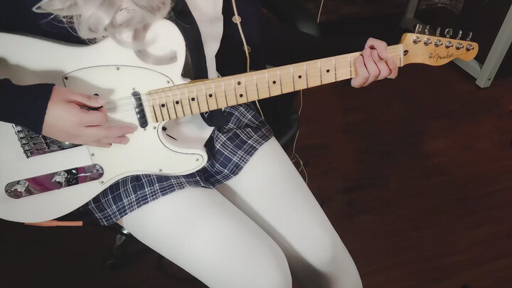 Seorang gadis membawakan "Louder" milik Roselia dengan gitar listrik