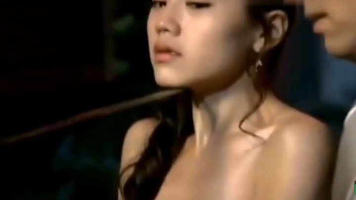 美女被汉奸脱光衣服羞辱