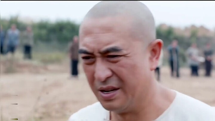 Người đàn ông và dân làng cùng nhau trồng thuốc phiện. Mặc dù tất cả đều kiếm được tiền, nhưng tai n