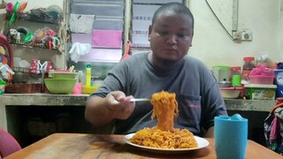 makan mee pedas giler