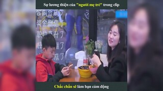 Sự lương thiện của người mẹ trẻ trong clip sẽ làm bạn cảm động