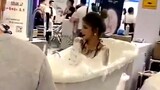 【Funny Videos】That's a Great Way to Sell a Bathtub
