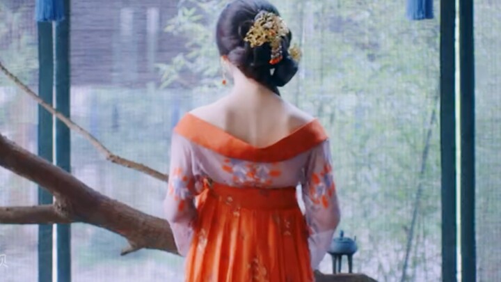 It turns out that she is the eldest daughter of an official family, no wonder she has such good mann