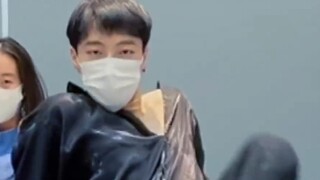 เรื่องนี้น่าตกใจมากจนทำให้คนหน้าแดง! เด็กชายกล้ามโตผิวขาวในชุดเสื้อเชิ้ตสีดำเต้นไปกับนักออกแบบท่าเต้