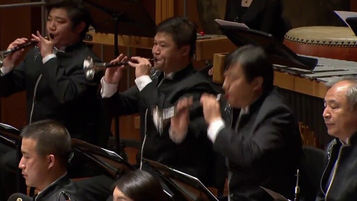 Orkestra Tradisional Nasional Tiongkok memainkan "Lagu Pahlawan" dan ketika suona dibunyikan, penont