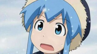 Squid Girl mengenakan mantel katun dan topi, dia terlihat sangat imut di salju