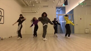 [Dance Cover] เหล่าแดนเซอร์ซ้อมเต้นเพลง 7rings ในห้องซ้อม