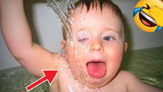 ปฏิกิริยาของทารกที่สนุกที่สุดเมื่อเล่นน้ำ - วิดีโอเด็กน่ารัก