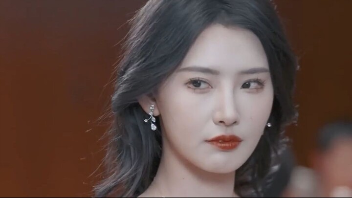 สาวอ้วนถูกใส่ร้ายว่าเธอไม่คู่ควรกับ CEO แต่น้ำหนักลดไป 250 กก. ทุกคนก็ตะลึงกับความงามของเธอ!