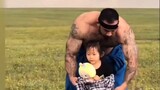 A father and daughter from Inner Mongolia were playing on the grassland. Netizens were stunned when 