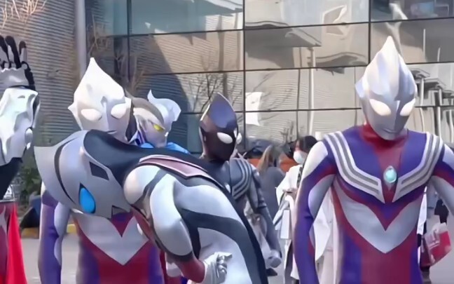 Ultraman comes to Earth to look for his teammates