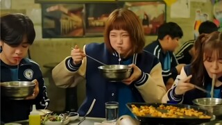 Apa yang harus dilakukan jika lapar di tengah malam? Tentu saja harus menonton mukbang Lee Sung Kyun