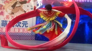 Who knows! Xiaohua almost flipped over the car when she danced with long silk at the comic exhibitio