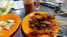 makan sate ayam di daerah bandung enak banget