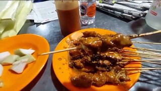 makan sate ayam di daerah bandung enak banget