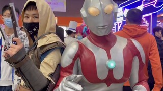 Mengenakan setelan kulit Ultraman asli saat mengunjungi Firefly Comic Expo, tanpa diduga saya bertem