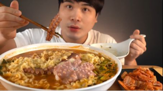 Thánh ăn mukbang ăn bạch tuộc cùng mỳ cực ngon #amthuc #monngon