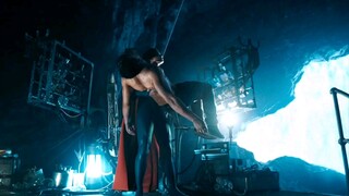 [The Flash] Tersengat listrik, tapi ditahan oleh Supergirl