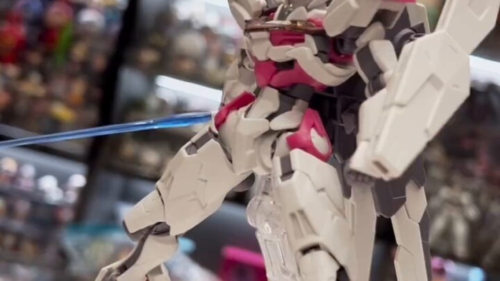 4-year-old plays with Gundam at the flick of a finger! Mercury's Witch HG Gundam