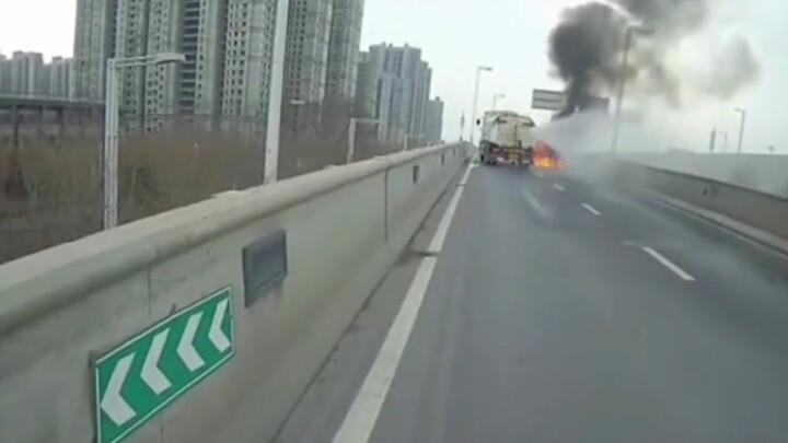 Truk sprinkler yang melaju di jembatan berlawanan arah menjadi truk pemadam kebakaran dalam hitungan