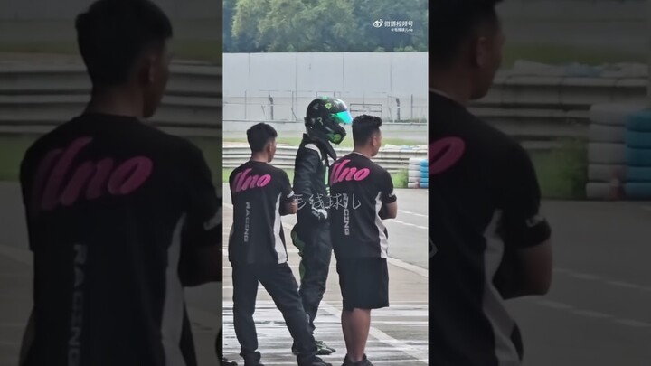 • 0924 Wang Yibo Zhuhai International Circuit came to see the car again. #wangyibo #xiaozhan