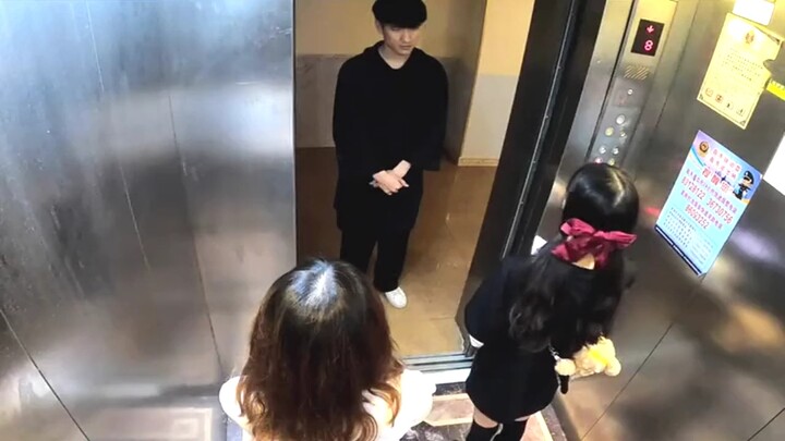 Prank perempuan di lift