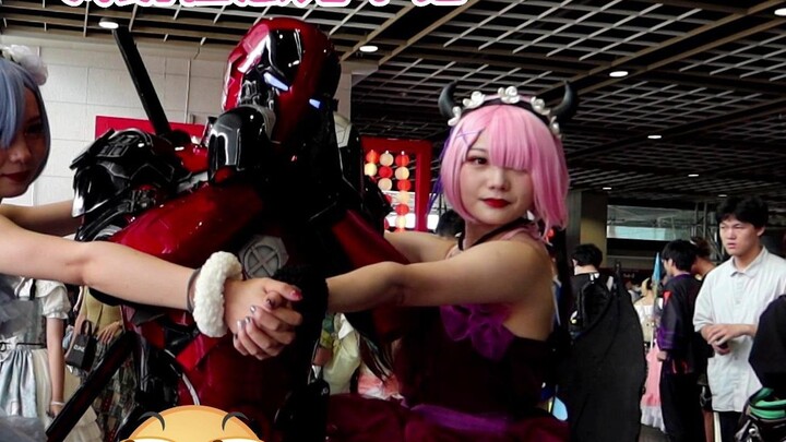 Đi đến Comic Con để làm sống động Iron Deadpool Comic Con rất vui, tôi cảm thấy rất vui