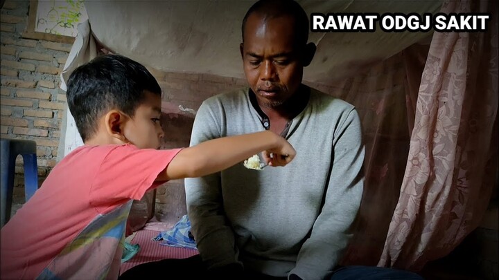 Bocil suapi ODGJ yang sedang sakit