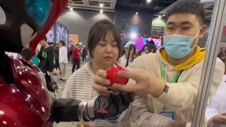 Saya meminta Kamen Rider Kato untuk menemani saya ke pameran komik