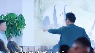 Một cảnh sát già gặp phải một tên tội phạm bị truy nã khi đang ăn mì và phản ứng khéo léo với hoạt đ